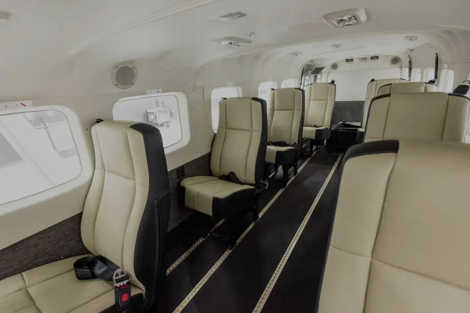 Cabina del hidroavión con sillas individuales de cuero junto a las ventanas
